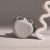 Das STYLPRO Dual Microcurrent Face & Body Toning Device ist neben einer weißen, gewellten Skulptur auf neutralem Hintergrund abgebildet.