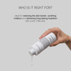 Eine Hand hält den C4 Hydrating Milky Toner von Transparent Lab und gießt die Lotion auf einen grauen Hintergrund mit Text darüber.