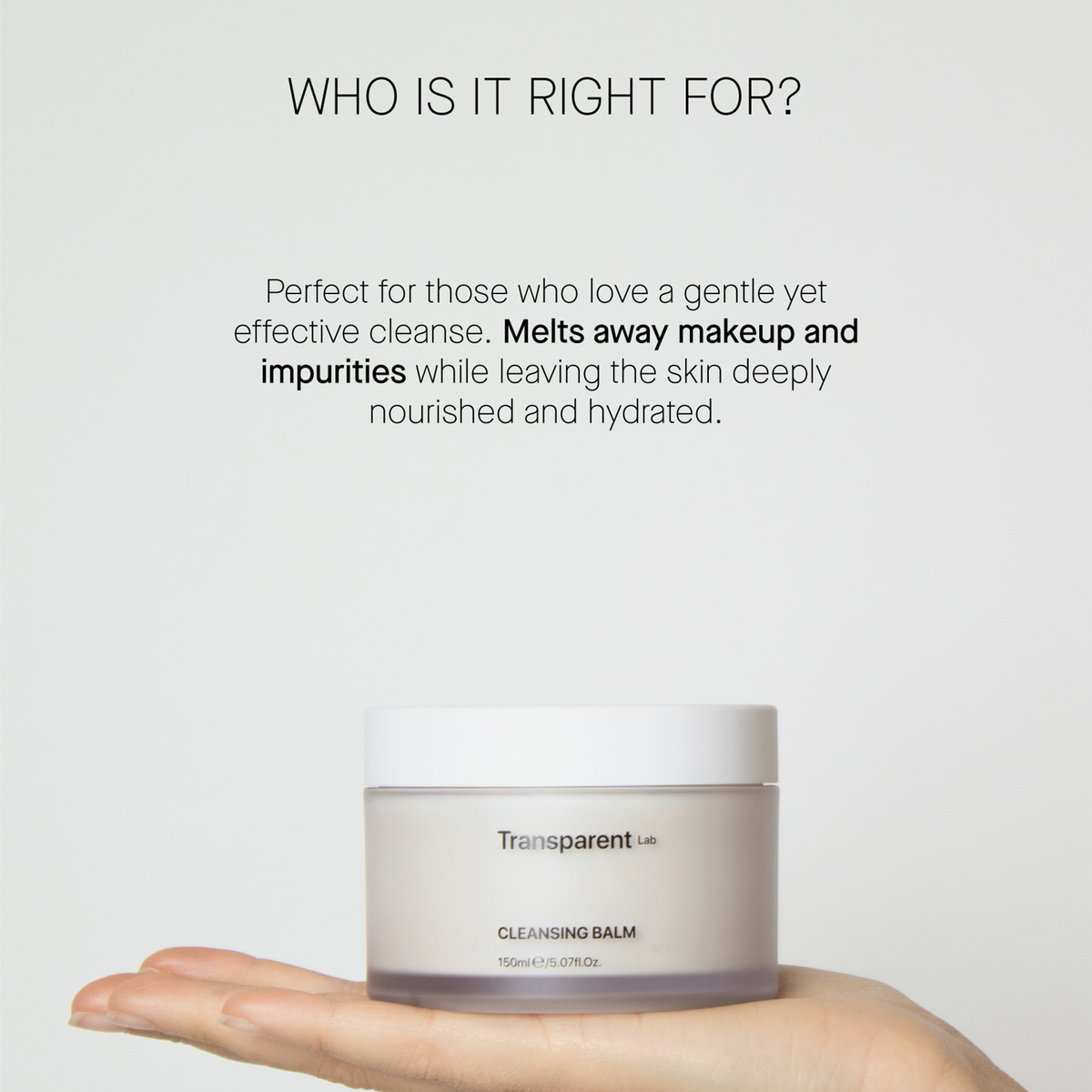 Eine Hand hält einen Tiegel mit dem Transparent Lab Cleansing Balm vor einem schlichten Hintergrund, darüber steht ein Text zur Hautpflege.