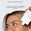 Eine lächelnde Person trägt die getönte Sonnencreme „Transparent Lab Mineral Tinted Sunscreen“ auf, wobei sie die mineralischen Filter und den umfassenden Sonnenschutz hervorhebt.