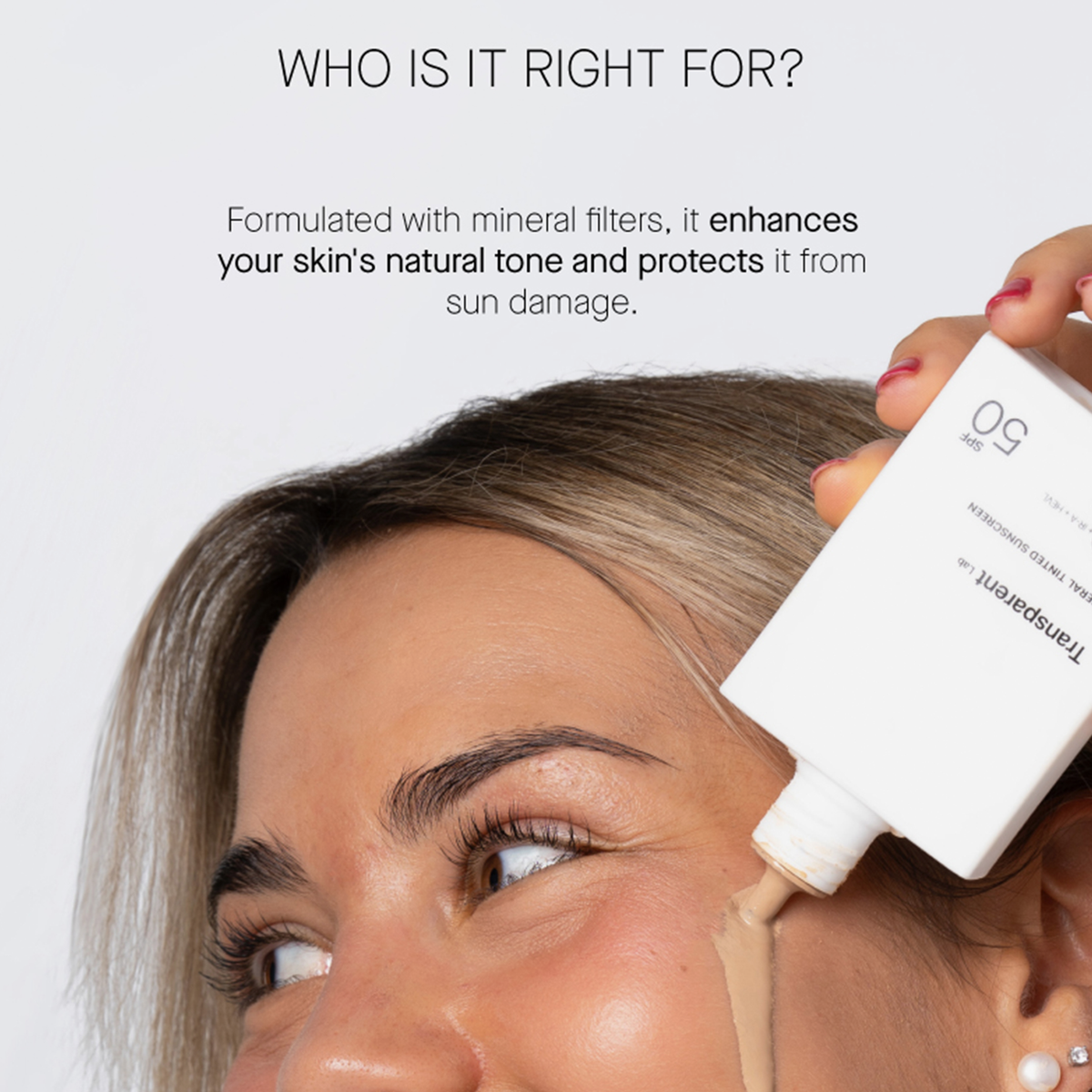 Eine lächelnde Person trägt die getönte Sonnencreme „Transparent Lab Mineral Tinted Sunscreen“ auf, wobei sie die mineralischen Filter und den umfassenden Sonnenschutz hervorhebt.