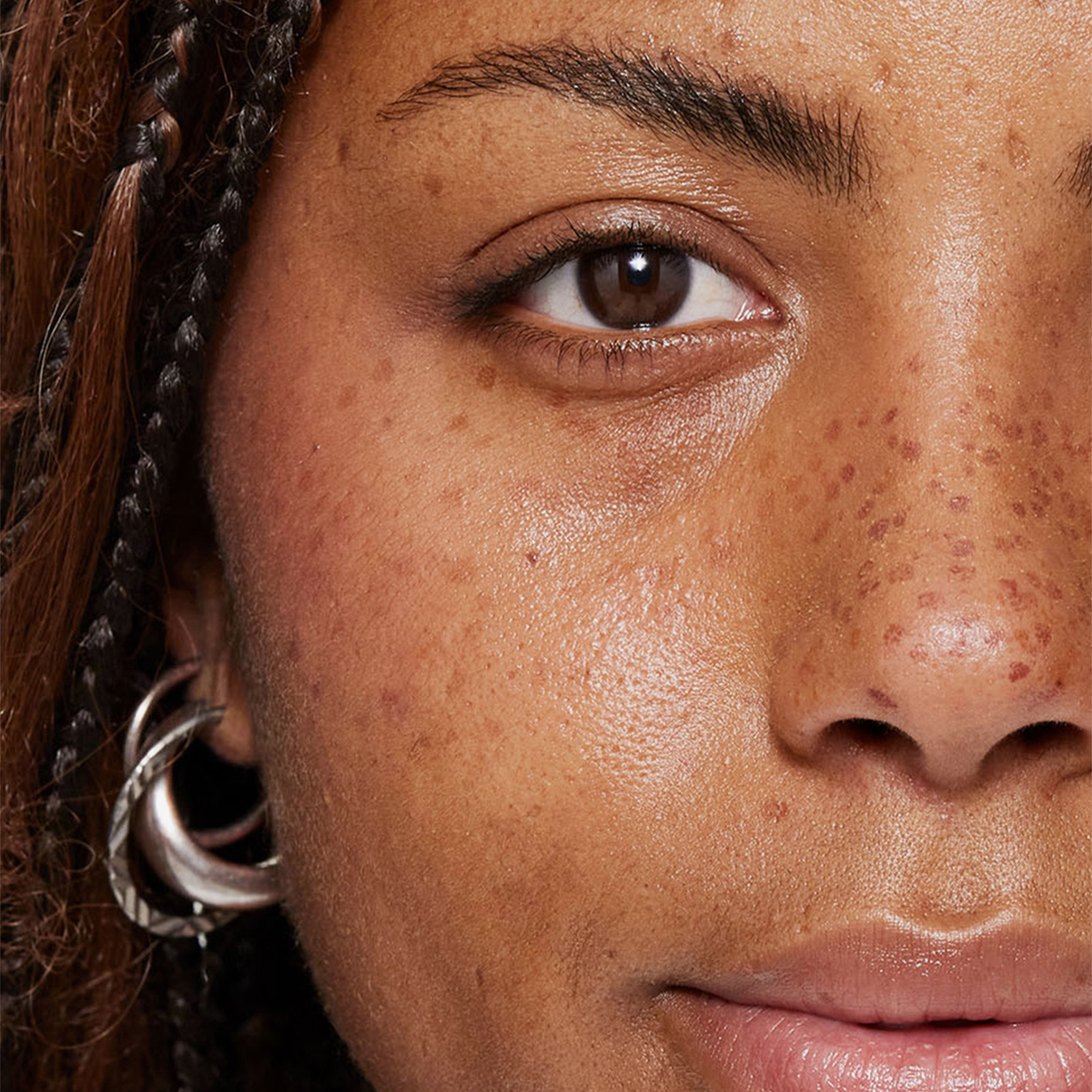 Nahaufnahme des Auges einer Person, der mit Brow Booster behandelten Augenbraue und der Wange.