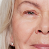 Nahaufnahme des Auges und der Augenbraue einer Frau, die mit Brow Booster behandelt wurden.
