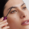 Man trägt das XLASH Xbrow Augenbrauenserum mit dem mitgelieferten kleinen Pinselapplikator auf die Augenbrauen auf.