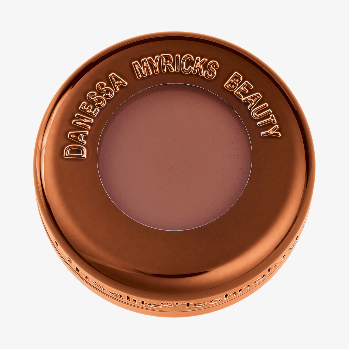 Runder bronzener Tiegel des Danessa Myricks Mini Yummy Skin Blurring Balm Powder Flushed - Spiced Latte mit Fenster zum Rostrotem Inhalt.