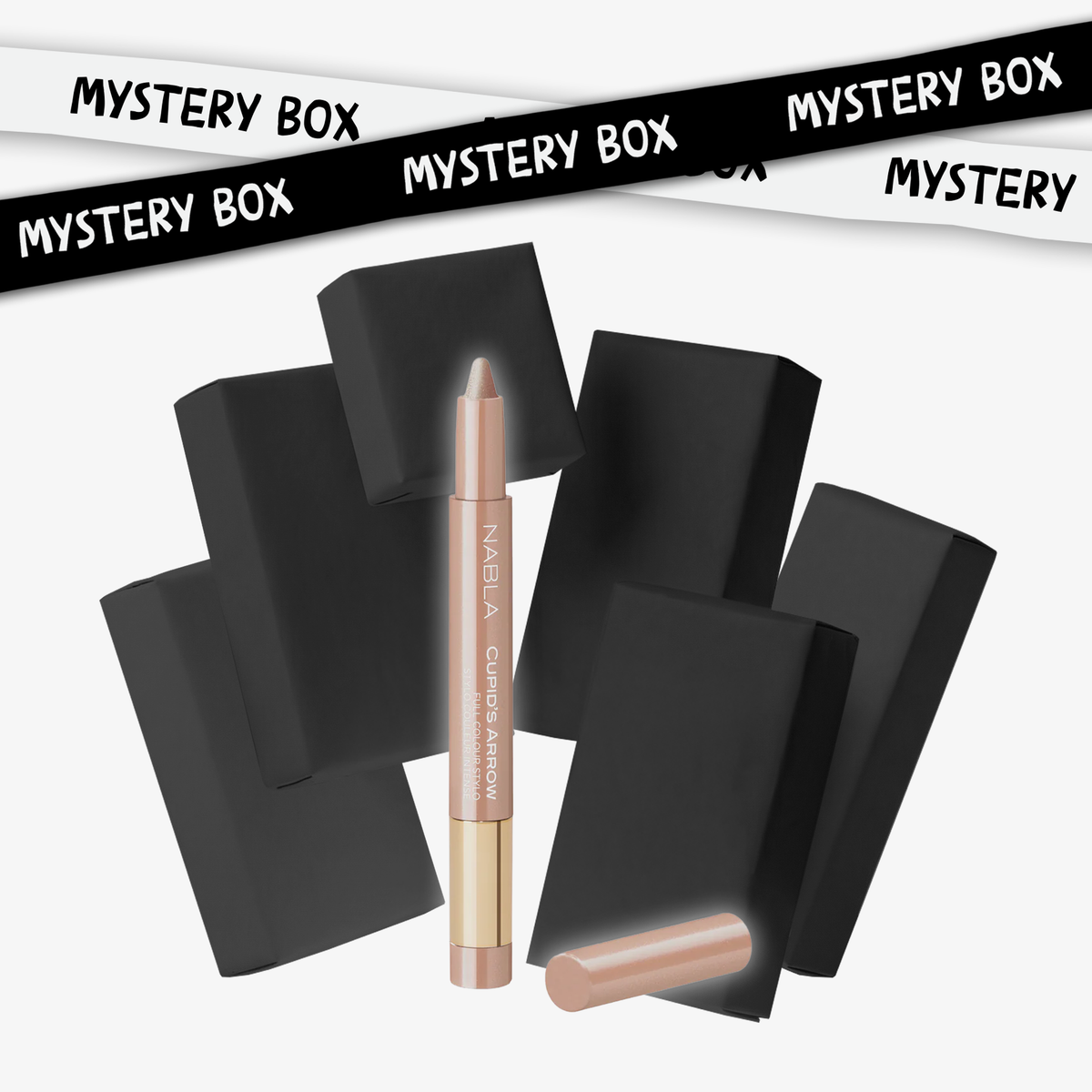 NABLA Cupid’s Arrow Stift vor mehreren schwarzen Mystery-Boxen, darüber Mystery-Box-Schriftzug auf weißen und schwarzen Bändern.