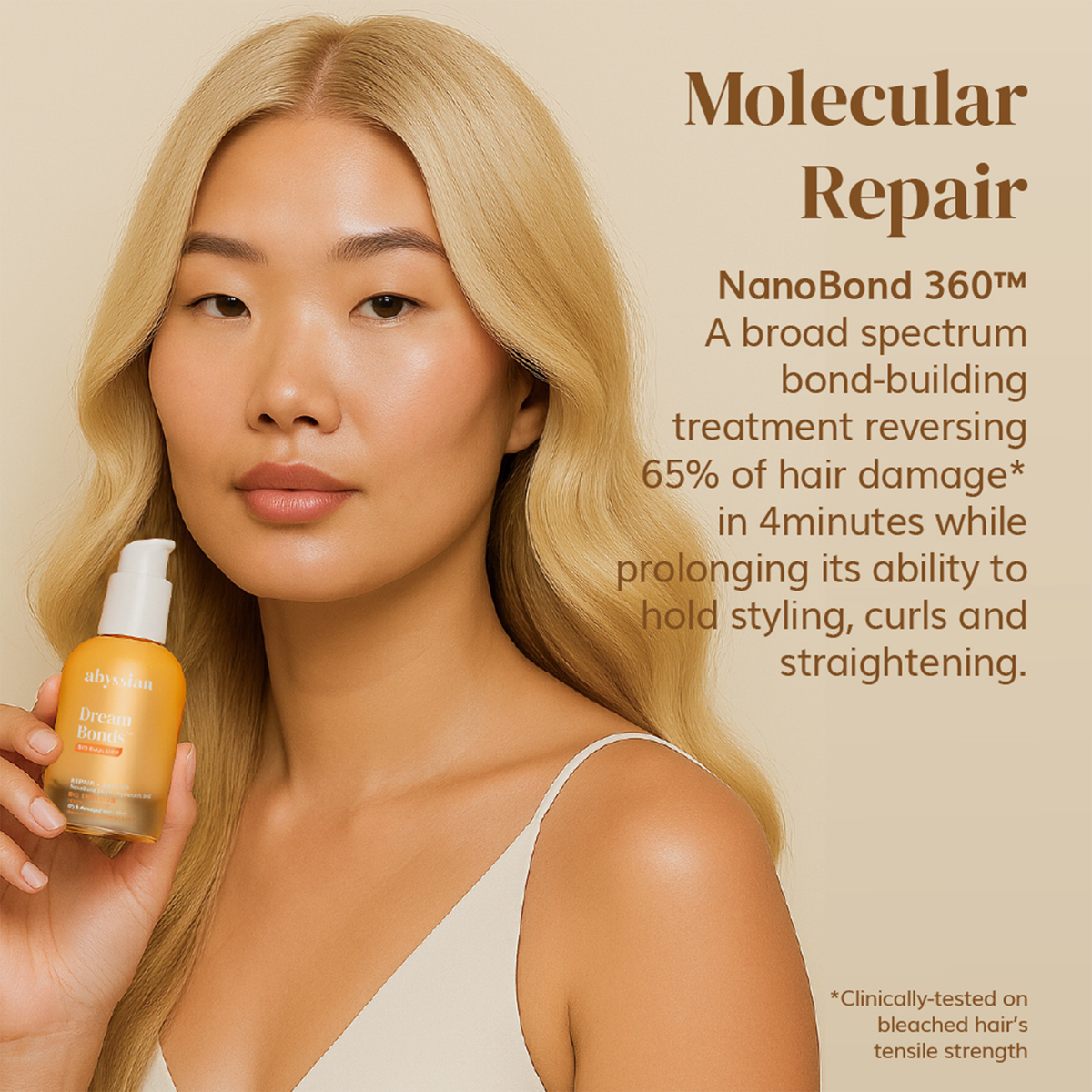 Eine Frau mit langen blonden Haaren hält vor einem beigen Hintergrund eine Flasche „Abyssian Dream Bonds Bio Emulsion“ in der Hand; die Produktdetails sind zu sehen.