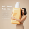 Eine Frau in Beige hält das „Abyssian Supergloss Hair Serum“ in der Hand; der Text hebt die Vorteile wie Anti-Frizz, Hitzeschutz und Entwirrung hervor.