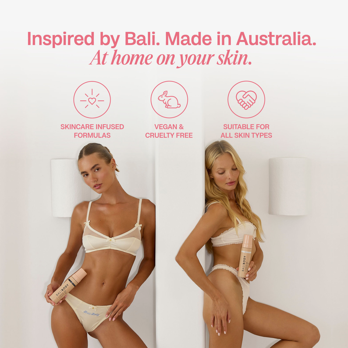 Zwei Frauen in hellen Dessous halten Flaschen von Bali Body; der Text hebt die von Bali inspirierte, vegane, grausamkeitsfreie Formel der Self Tanning Mousses für alle Hauttypen hervor.