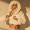 Eine Frau in einer flauschigen weißen Kapuzenjacke hält die „Bali Body Self Tanning Mousse Light to Medium“ in der Hand, über dem Bild steht der Schriftzug „Für einen sanften, sonnengeküssten Teint“.