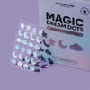 Ein Bogen mit holografischen Magic Dream Dots-Akne-Pflastern in Stern- und Mondform neben der Produktverpackung.