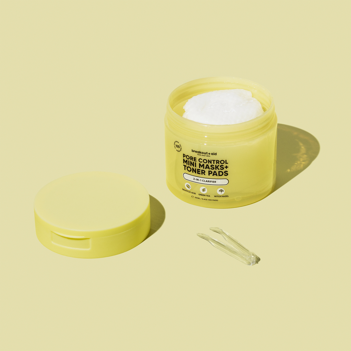Öffnen Sie das Glas mit den Pore Control Mini Masks und den Toner Pads, legen Sie den Deckel daneben und halten Sie eine Plastikpinzette bereit.