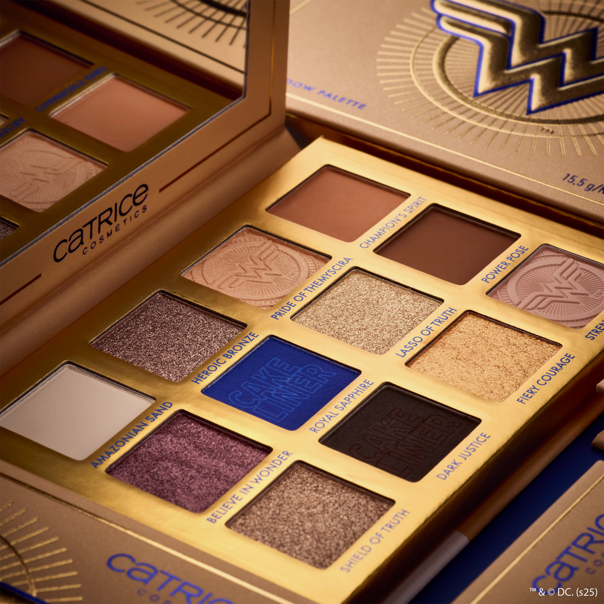 Nahaufnahme der geöffneten Lidschattenpalette von Catrice Cosmetics mit Superheldenfarben in einem reflektierenden Goldetui.