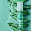 Essence jelly GRIP EYESHADOW PRIMER, abgebildet mit Aloe-Scheiben und Gel auf türkisfarbenem Hintergrund.