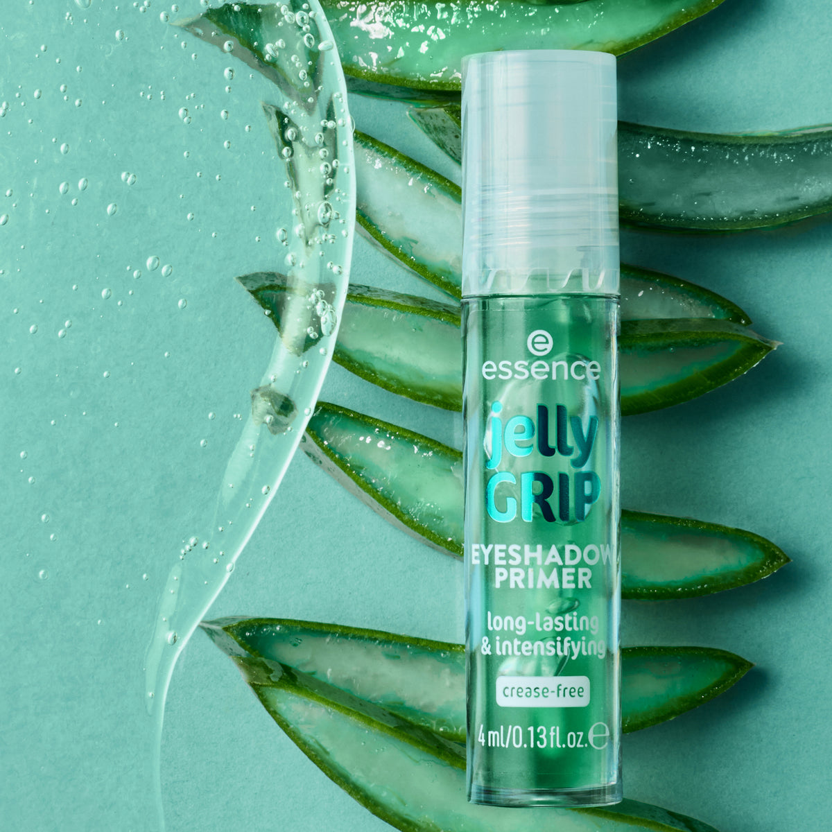 Essence jelly GRIP EYESHADOW PRIMER, abgebildet mit Aloe-Scheiben und Gel auf türkisfarbenem Hintergrund.