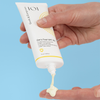 Eine Hand drückt die Geek & Gorgeous Zero Feel SPF 50 Sonnencreme auf eine Fingerspitze vor einem blauen Hintergrund.