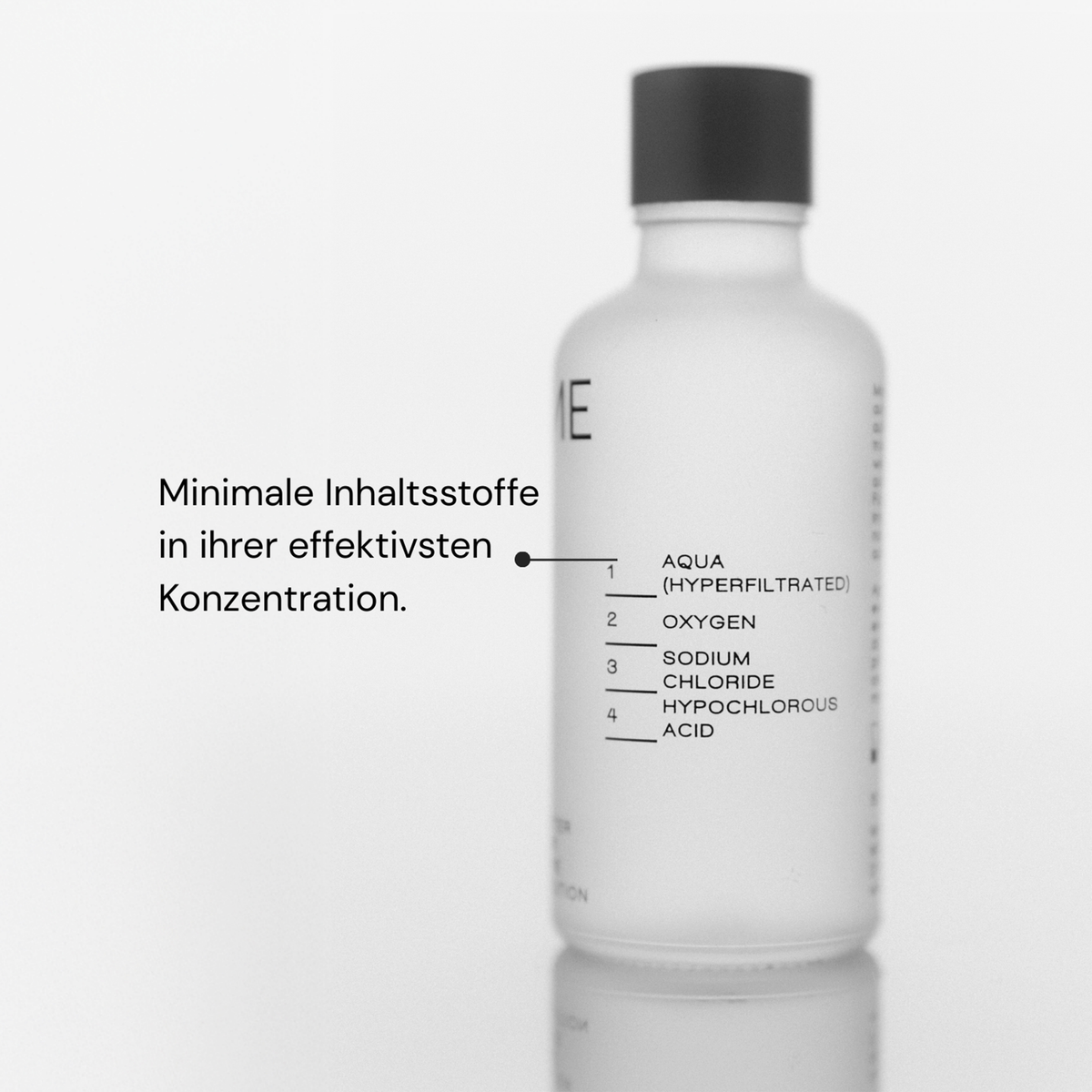 MERME Oxygen Water in einer klaren Flasche mit minimalen Inhaltsstoffen, in einem sauberen, minimalistischen Stil dargestellt und in deutscher Sprache beschriftet.