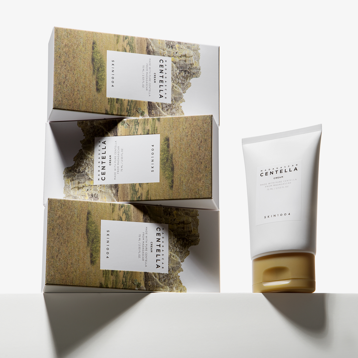 Auf weißem Hintergrund sind vier SKIN1004 Madagascar Centella Cream Cleanser abgebildet - drei in Schachteln und eine Tube.