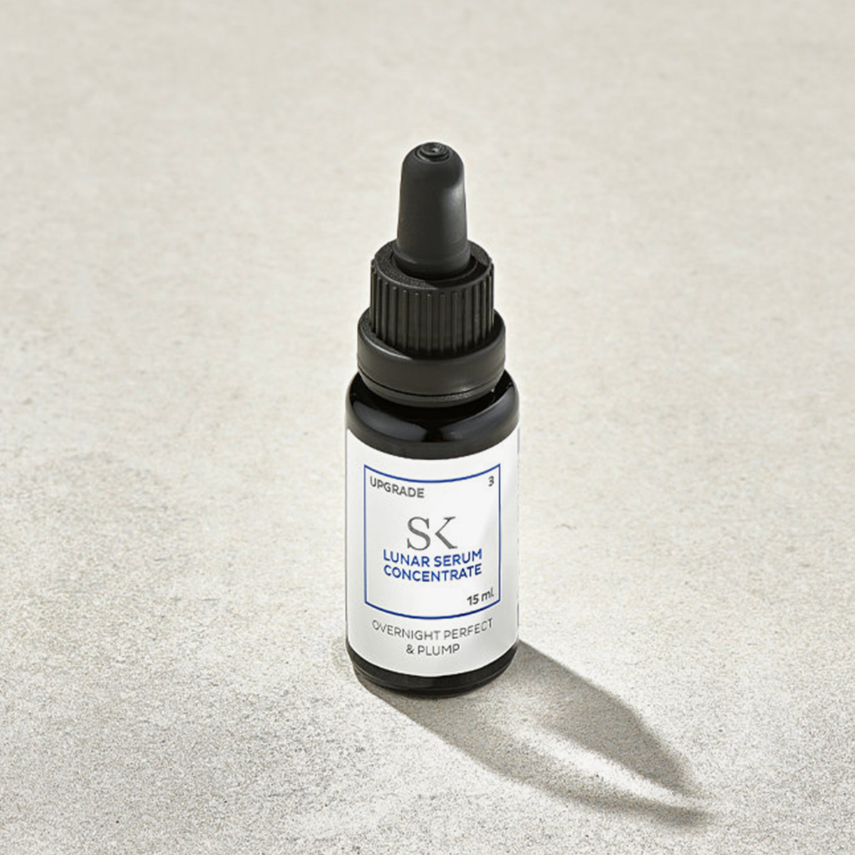 Kleine Flasche mit Gesichtsserum aus dem Winter Collagen Bank Set mit Tropfverschluss und einem weißen Etikett mit der Aufschrift Lunar Serum Concentrate.