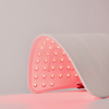 Das STYLPRO Red Light Full Body Panel strahlt ein sanftes rosa Licht vor einem neutralen Hintergrund aus.