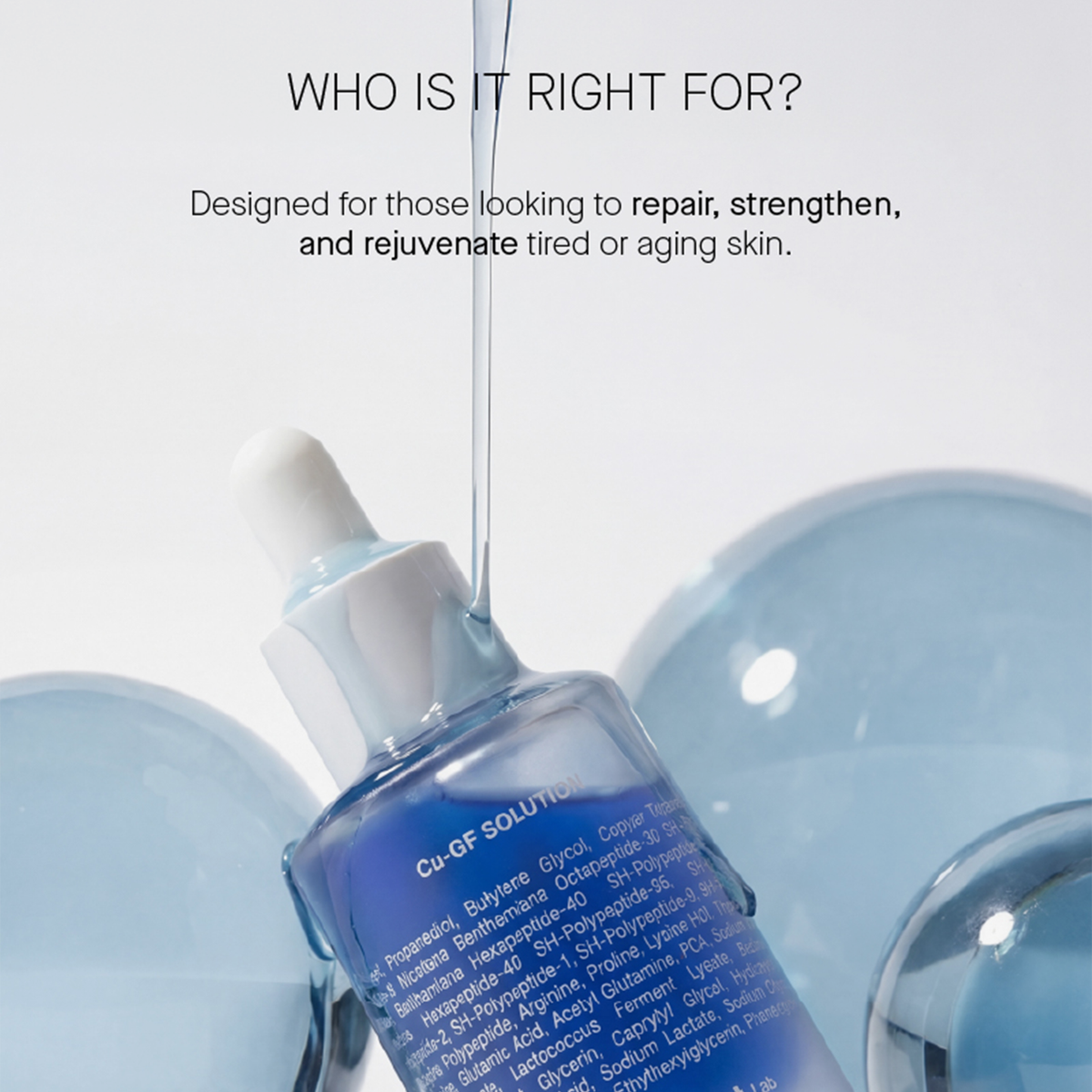 Ein Tropfer über der blauen Serumflasche Cu-Gf Solution von Transparent Lab mit einem Text zur Reparatur, Stärkung und Verjüngung der Haut.