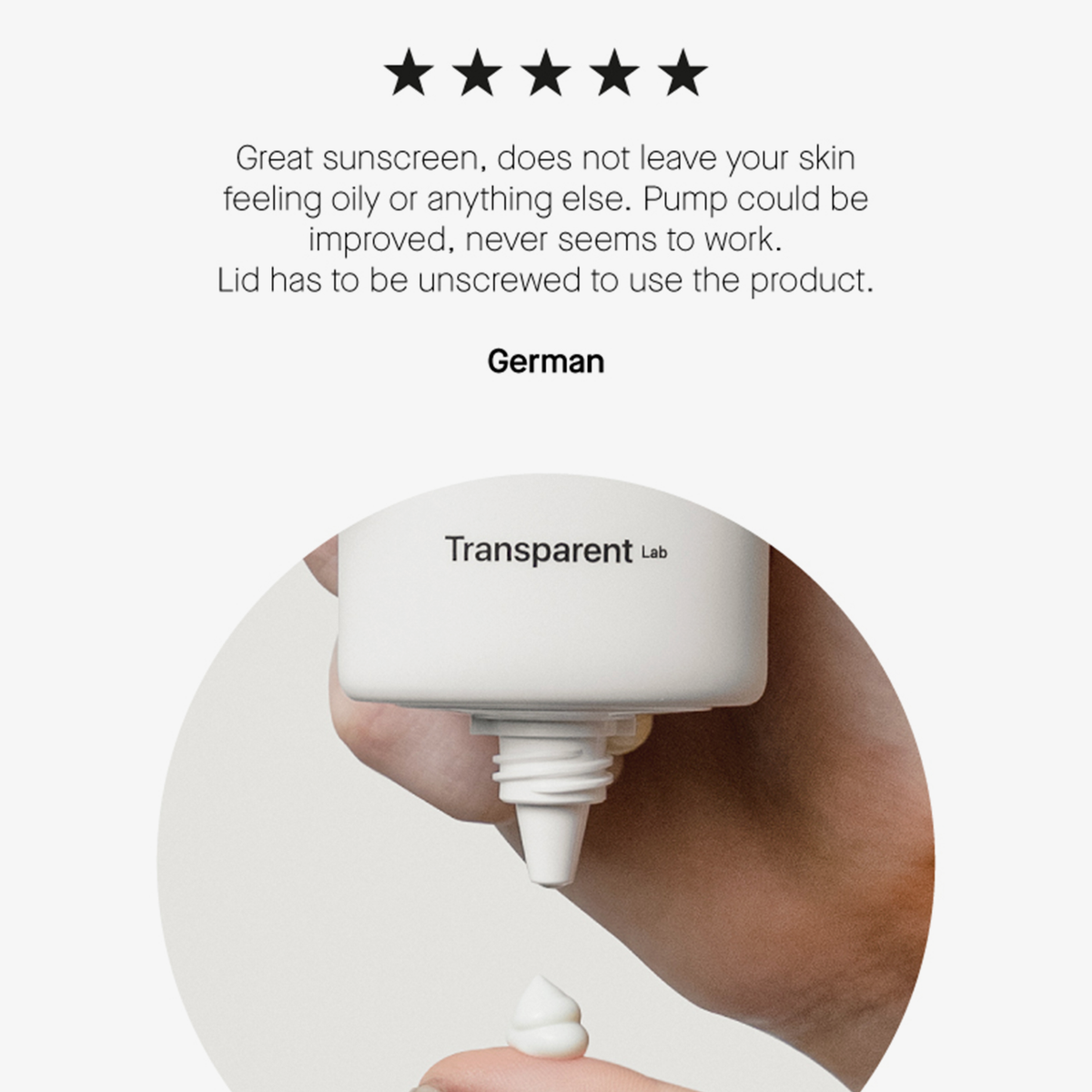 Eine kleine Menge der leichten Sonnencreme SPF50+ von Transparent Lab auf die Hand auftragen; die Vor- und Nachteile sind oben in der Produktbewertung aufgeführt.