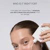 Eine Person trägt „Transparent Lab Mineral Tinted Sunscreen“ unter den Augen auf; darüber sind die mineralischen Filter und der Sonnenschutztext zu sehen.