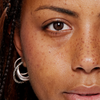 Nahaufnahme des Auges und der Augenbraue einer Person, die mit Brow Booster von XLASH behandelt wurden.