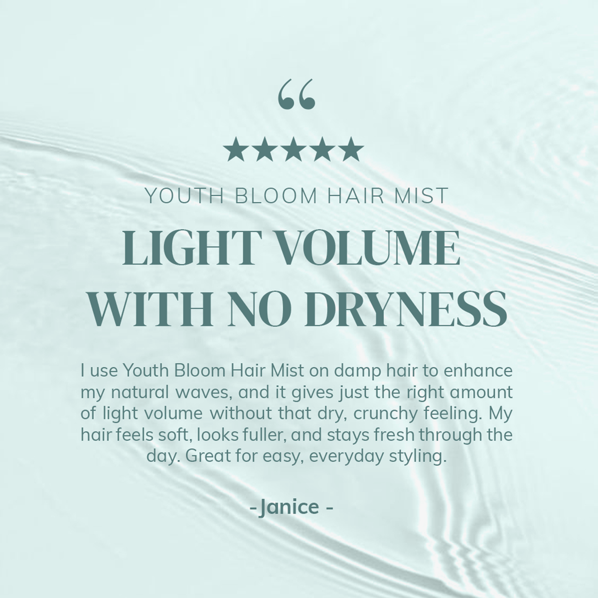 Grafik zur Bewertung des „Abyssian Youth Bloom Hair Mist“ mit Kundenmeinung zu leichtem Volumen und keiner Trockenheit, vor einem sanften blaugrünen Hintergrund.