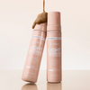 Zwei Flaschen „Bali Body Self Tanning Mousse Light to Medium“, wobei bei einer Flasche brauner Schaum überläuft.