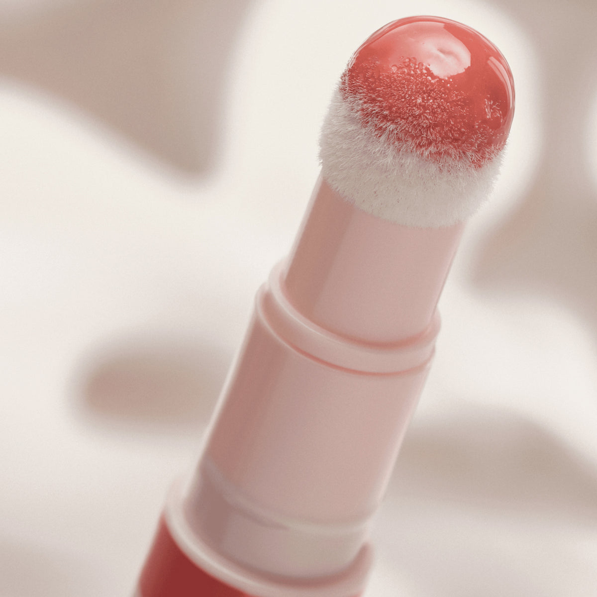 Nahaufnahme des Catrice Cosmetics Colour Cushion Juicy Lip Oil-Applikators mit einer weichen Schwammspitze in glänzendem Rot.