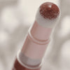 Nahaufnahme des Applikators vom Catrice Colour Cushion Juicy Lip Oil in einem warmen Braunton, glänzend und mit weicher Schwammspitze.
