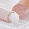 Nahaufnahme des Catrice Diamond Glaze Gloss Stick in weiß, liegend mit sichtbarer Produktspitze und rosigem Deckel im Hintergrund.