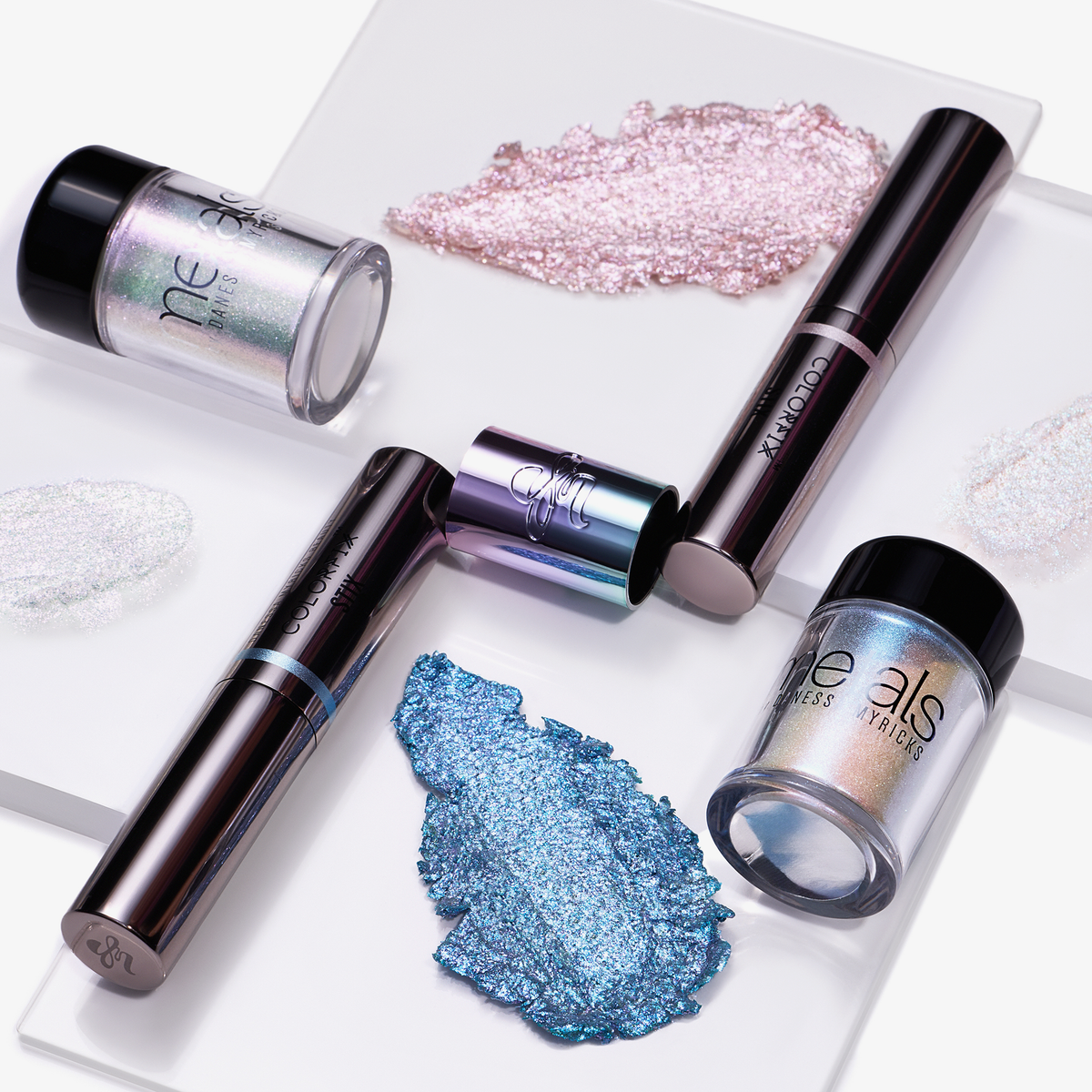Danessa Myricks Beauty Colorfix Stix Infinity auf weißen Fliesen mit metallischen rosa, blauen und silbernen Mustern.