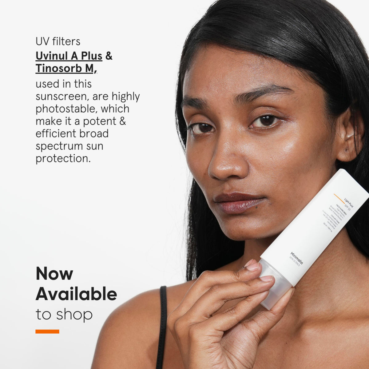 Eine Frau hält Minimalist Light Fluid SPF 50 Sunscreen neben ihrem Gesicht; der Text hebt die UV-Filter und den hohen Sonnenschutz hervor.