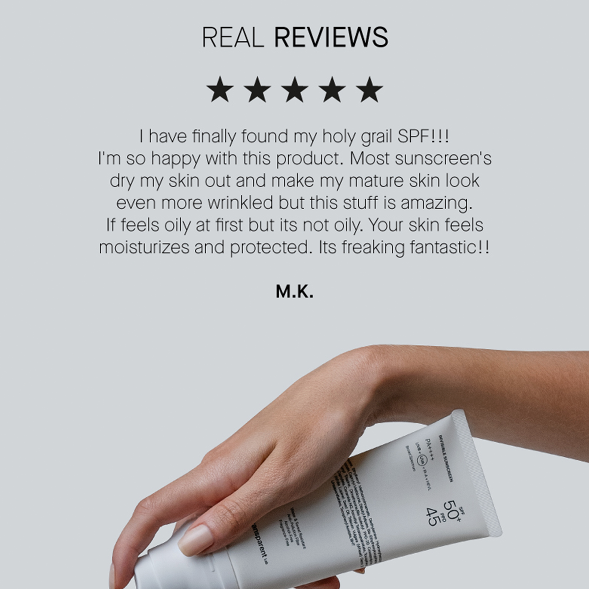 Eine Hand hält eine Tube „Transparent Lab Invisible Sunscreen SPF50+“ in der Hand, unter der eine Rezension zu lesen ist, in der die feuchtigkeitsspendenden und schützenden Eigenschaften des Produkts gelobt werden.