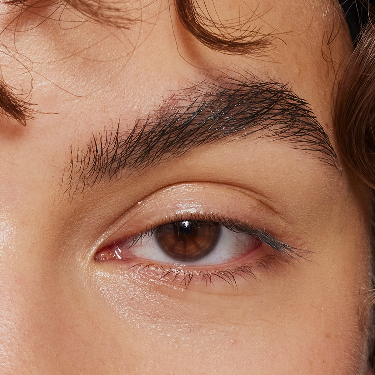 Nahaufnahme des Auges und der gepflegten Augenbraue einer Person nach der Anwendung von Brow Booster.