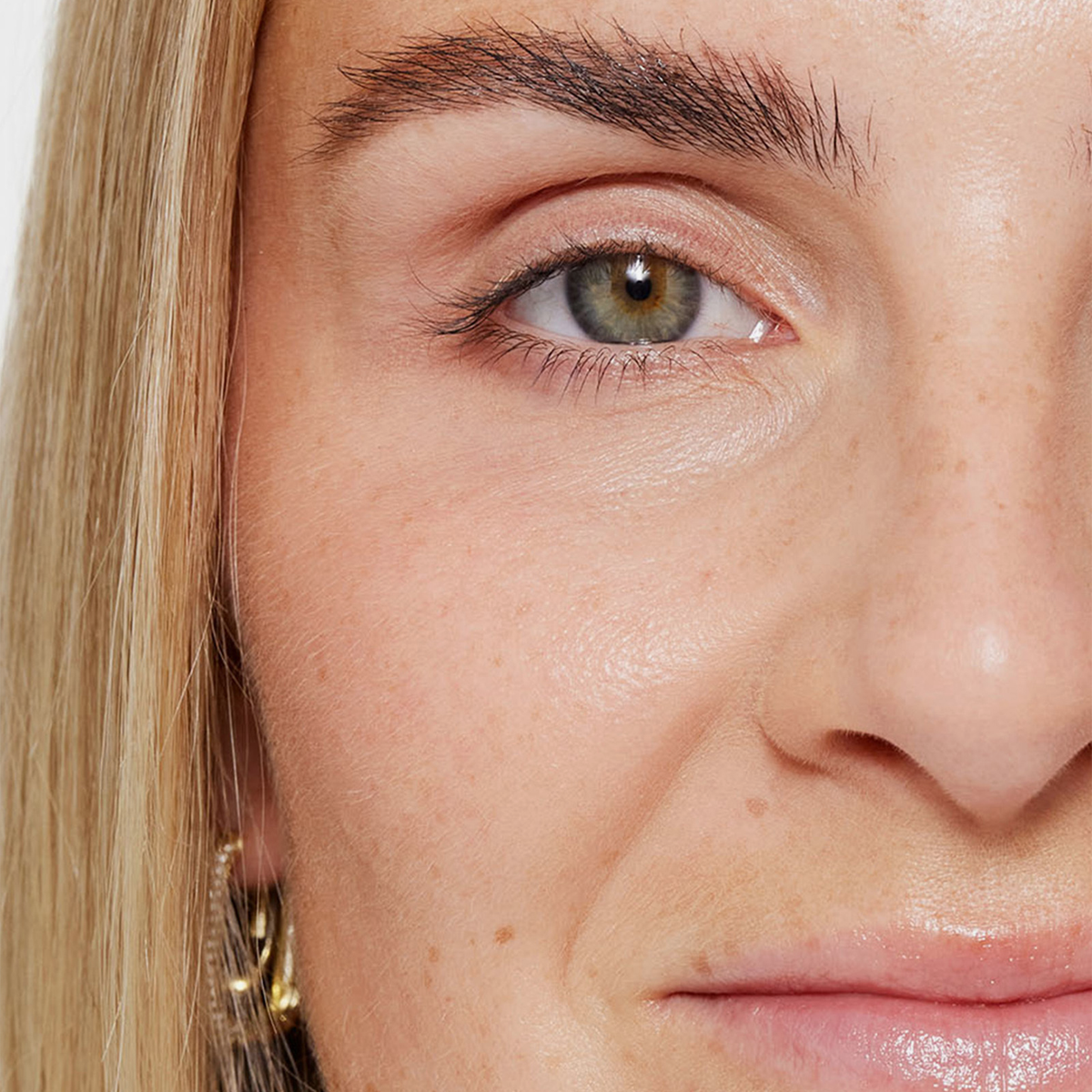 Nahaufnahme eines Auges mit gepflegten, klar definierten Augenbrauen, die mit dem Brow Booster von XLASH in Form gebracht wurden.