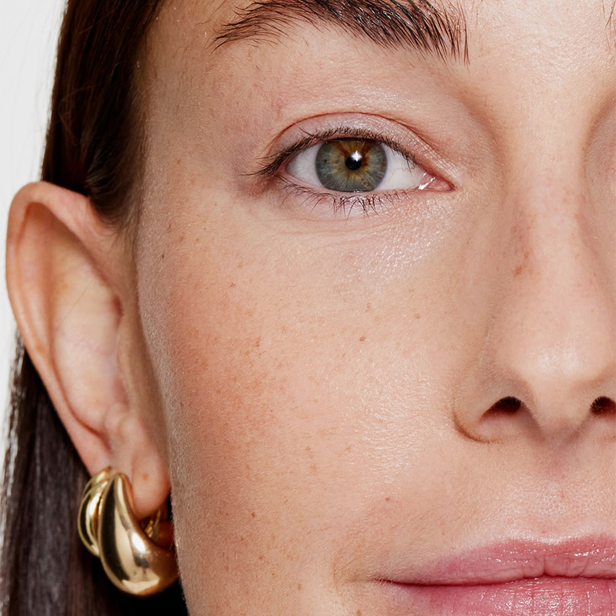 Nahaufnahme des Auges und der Wange einer Frau, die mit Lash Booster behandelt wurden.