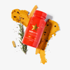 PURISH Kevin Testproduct Flasche auf Kurkumapulver mit Rosmarin, schwarzem Pfeffer, einer Kapsel und Pfefferkörnern auf weißem Hintergrund.