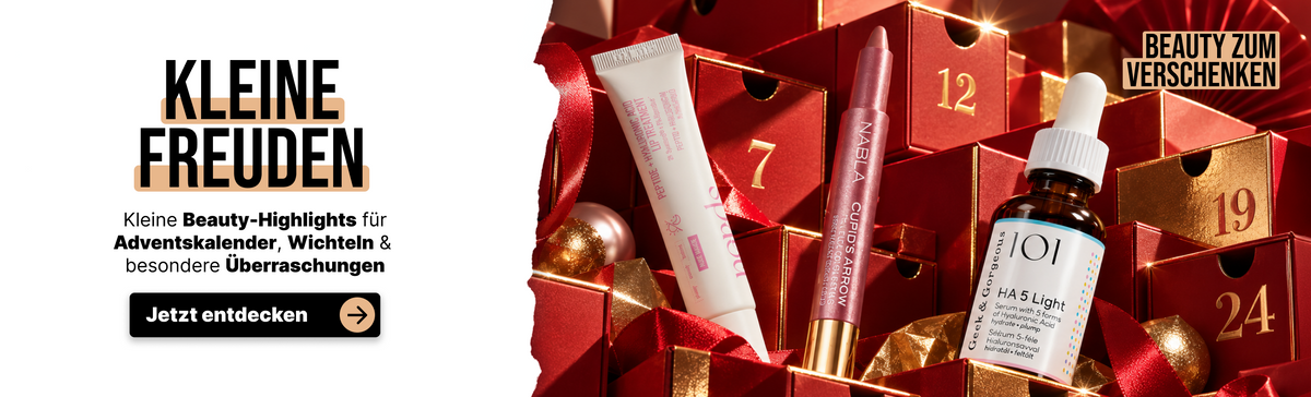 Kosmetikprodukte, darunter eine Lippenpflege, ein Lippenstift und ein Serum, präsentiert vor roten, nummerierten Adventskalender-Fächern.