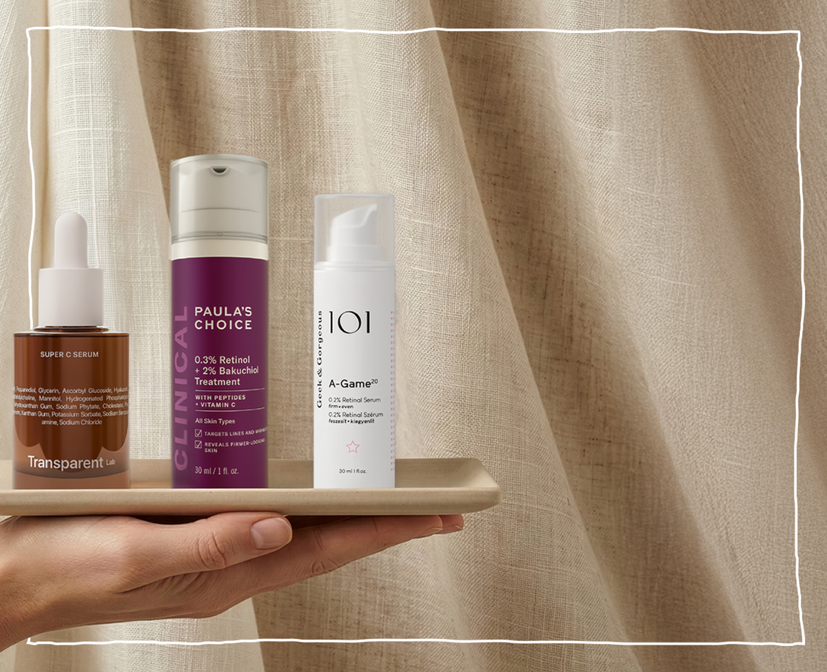 Anti-Aging-Seren von Transparent Lab, Paula’s Choice und Geek & Gorgeous auf Tablett vor hellem Stoffhintergrund.