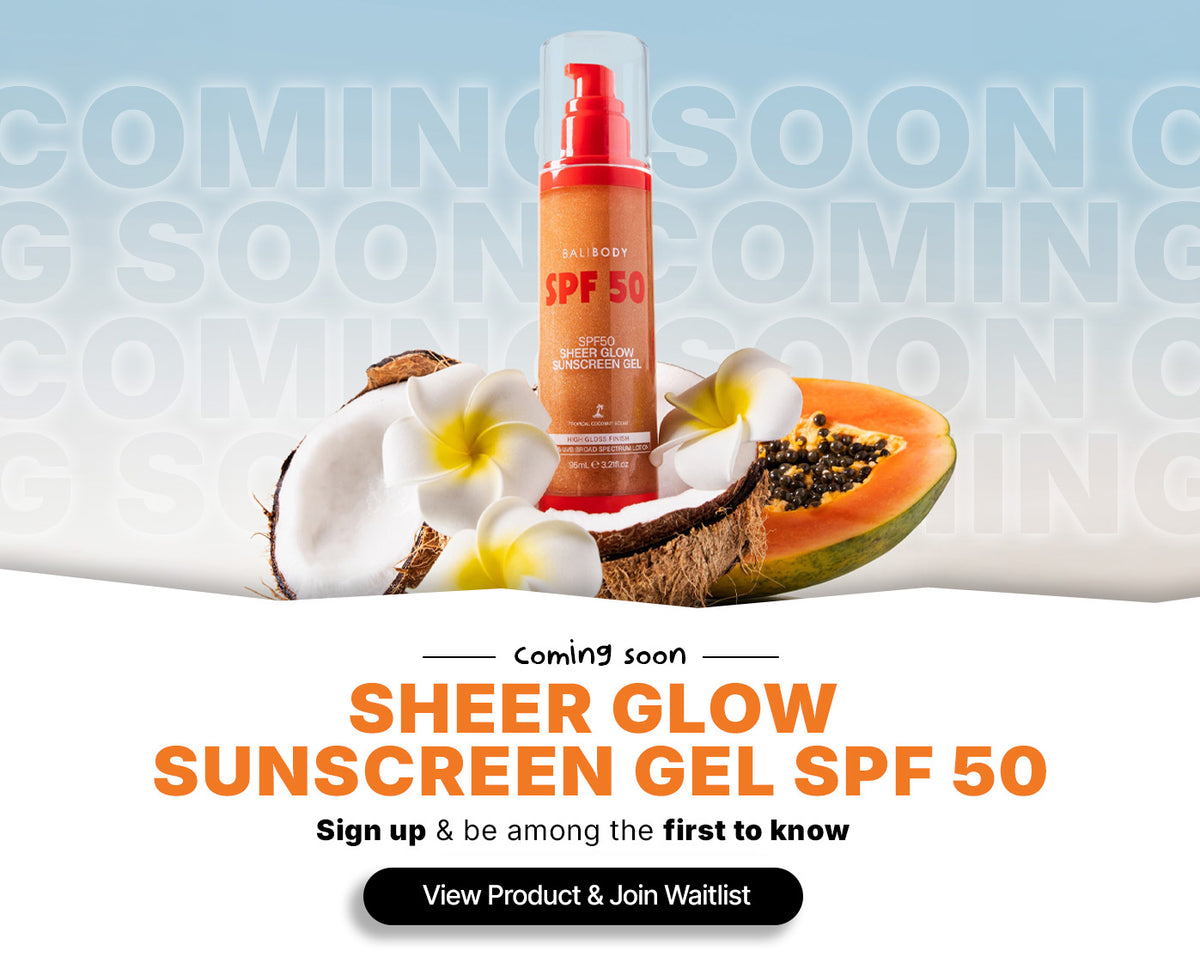 Eine Flasche „Sheer Glow Sunscreen Gel SPF 50“ ist von Kokosnüssen, Papayas und Blumen umgeben; daneben stehen die Hinweise „Demnächst erhältlich“ und Produktdetails.
