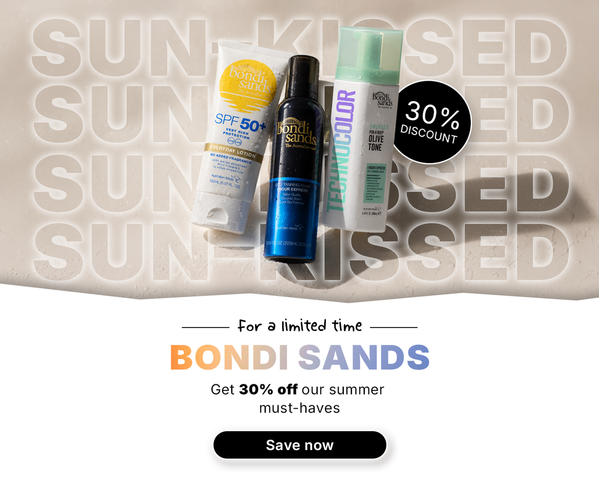 Drei Hautpflegeprodukte von Bondi Sands auf Sand, mit der Aufschrift „SUN KISSED“ und einem Abzeichen mit 30 % Rabatt.