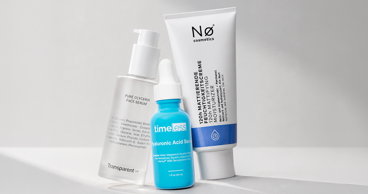 Drei Hautpflegeprodukte: ein klares Gesichtsserum, ein blaues Hyaluronsäureserum und eine weiße Tube mit Feuchtigkeitscreme.