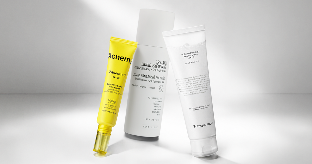 Drei Hautpflegeprodukte, darunter ein gelbes Akne-Gel, eine weiße Flasche und eine durchsichtige Tube, ausgestellt auf einer weißen Fläche.