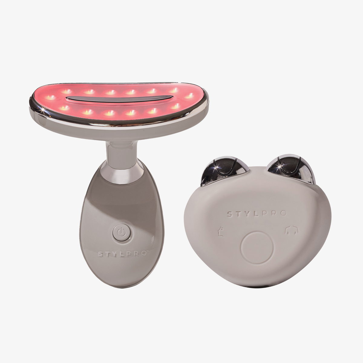 Das STYLPRO Body Bundle umfasst zwei Hautpflegegeräte – eines mit roten LEDs und eines mit Metallrollen – vor einem weißen Hintergrund.