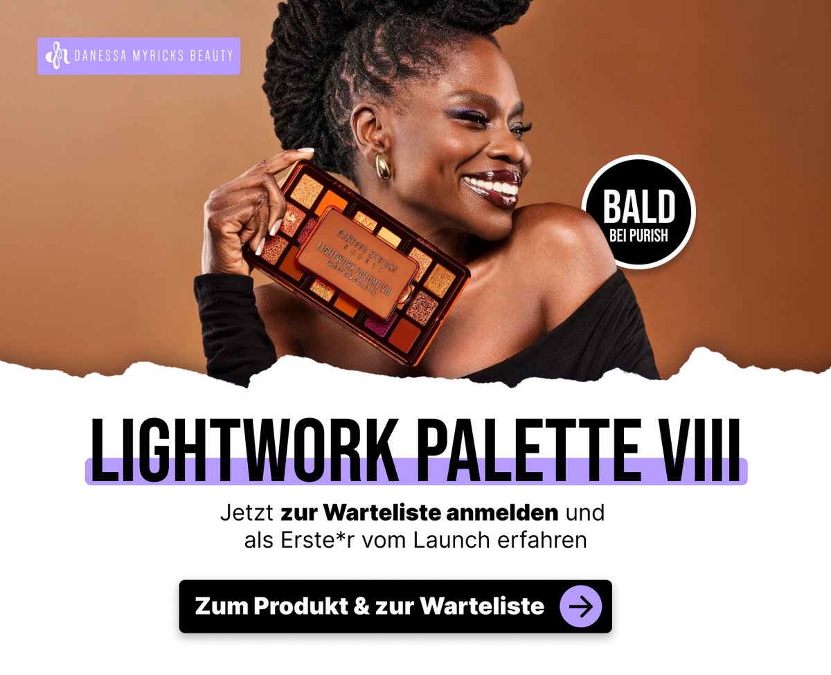Eine lächelnde Frau, die eine Danessa Myricks Lightwork Palette VIII-Lidschattenpalette in der Hand hält, zusammen mit einem Text, der auf eine Warteliste für das Produkt hinweist.