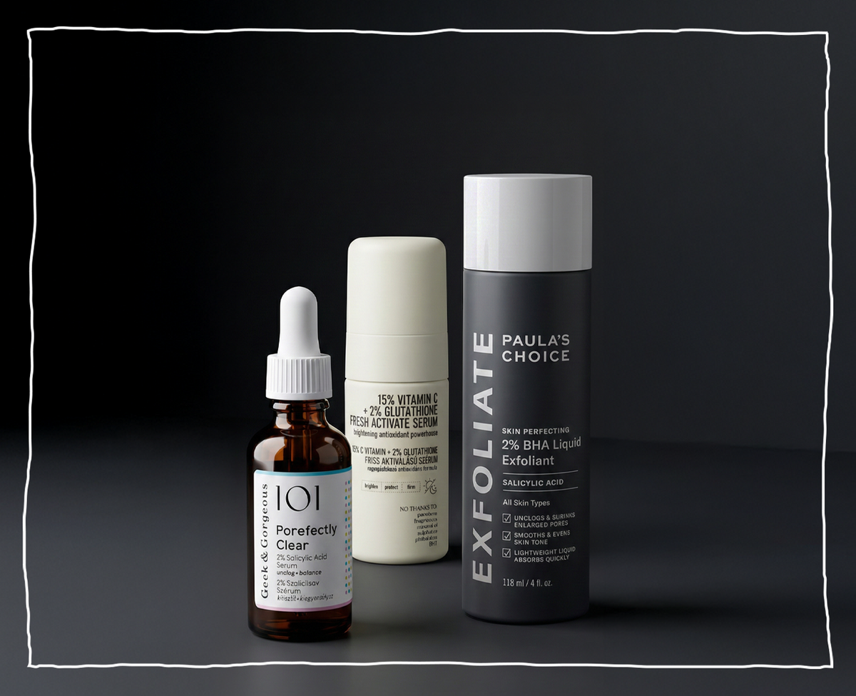 Exfoliating Skincare-Produkte: Paula’s Choice 2% BHA Liquid, Vitamin-C-Serum und klärendes Serum auf dunklem Hintergrund.