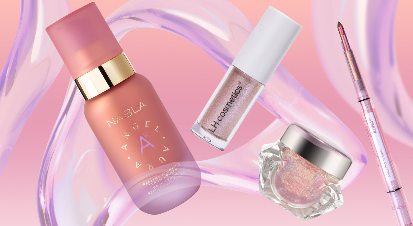 Vier Make‑up‑Produkte vor rosafarbenem Hintergrund: ein NABLA Primer, ein LH cosmetics Schimmer‑Gloss, ein glitzerndes Gel in einem Tiegel und ein schimmernder Multichrome Liner.
